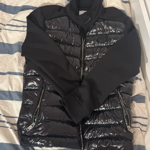 Moncler jacka - Liten skrap i ryggen därav billigare i pris
