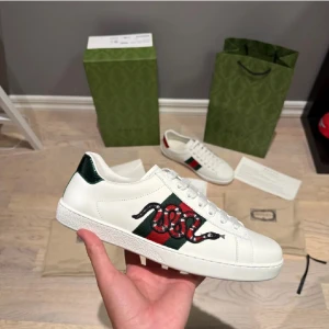 Gucci Ace sneakers med orm brodyr - Gucci Ace sneakers i vitt skinn, skicket 10/10, nypris runt 5499-6000. Schyssta skor om du gillar trendiga skor.