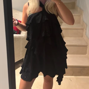 Volang klänning Zara  - Populär halter topp klänning med volanger och glitter detaljer från Zara i storlek xs , men tycker den passar mer som en S. Med egna bilder på är det bara att skriva! Helt ny , aldrig använd ☺️