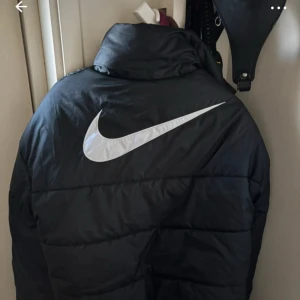 Snygg Nike Jacka - En jätte snygg vindtät Nike Jacka som går att vända ut och in så att det vita fleecet är ute. Logga på ryggen (med svarta utåt) och logga på bröstet med vita utåt. Säljer då den inte kommer till användning, är ungefär strl S/M och midjelång!💕💓🙌🏻🤩 Jätteskön och snygg, perfekt till kallare årstider! Jättefint skick och inga defekter.