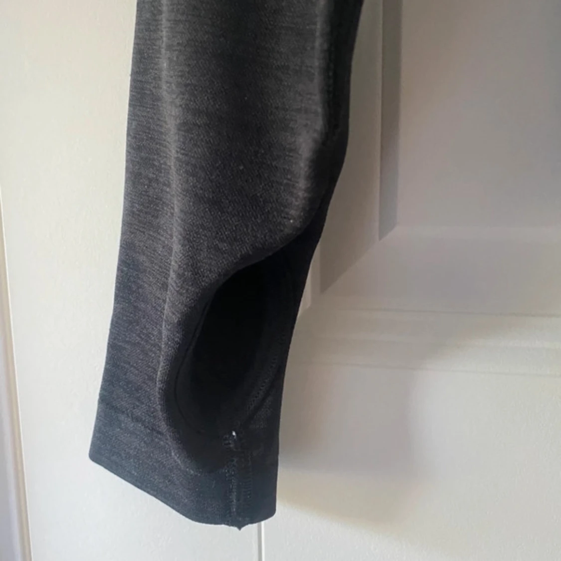 Svart långärmad tröja med tumhål - 2