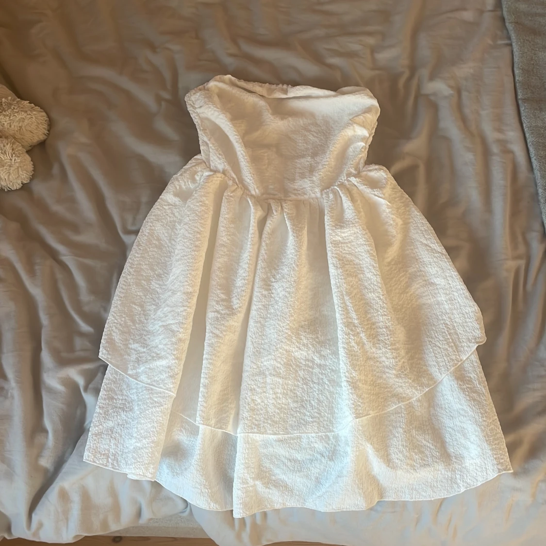 Vit axelbandslös volangklänning - 2