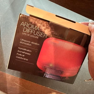 Aroma Diffuser Life of Leisure luftfuktare  - Aroma Diffuser med ultraljudsteknik för effektiv luftfuktning och aromaterapi. Flera färgade lampor, renar luften och skapar en avslappnande atmosfär. Produkten ser oanvänd ut och levereras i originalförpackning.