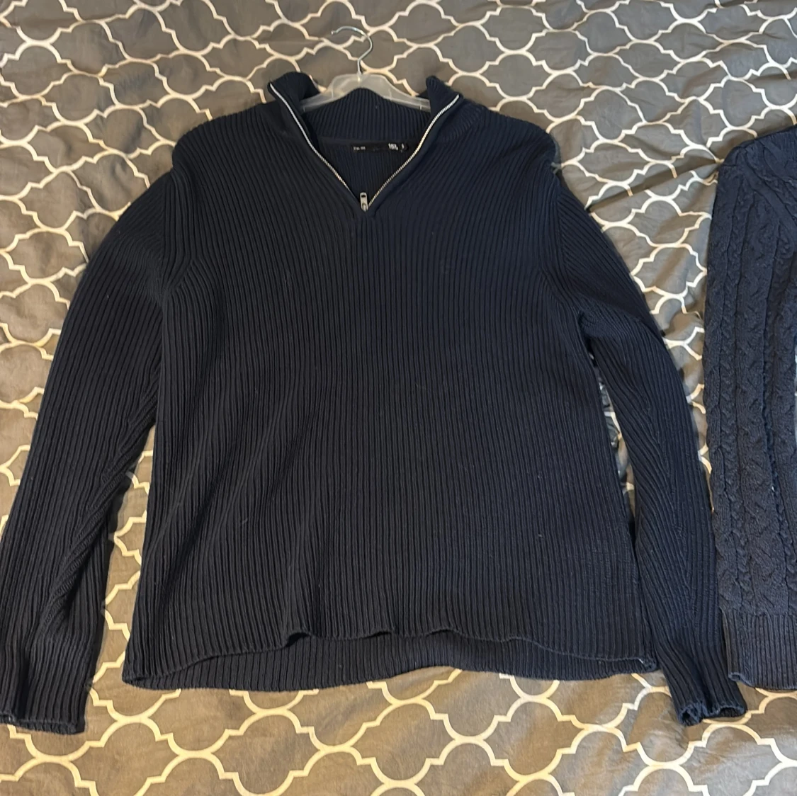 Två mörkblå stickade tröjor från 157