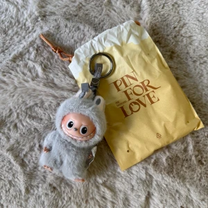 NYA Labubu kollektionen - Helt ny från den nya pin for love kollektionen perfekt som present eller till väskan 