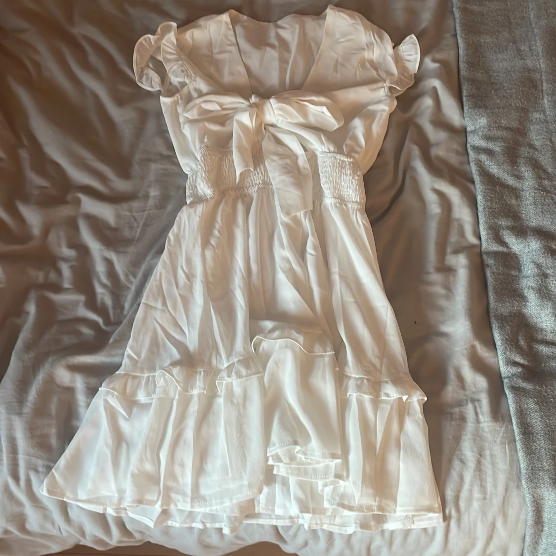 Vit kort omlottklänning med volanger - 2