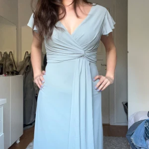 Ljus grön balklänning - Super fin, somrig balklänning. Perfekt för ett sommar bröllop eller studentbal 💕endast använd en gång! Passar mig som är 160 och går att ha med klackar! Nypris 800