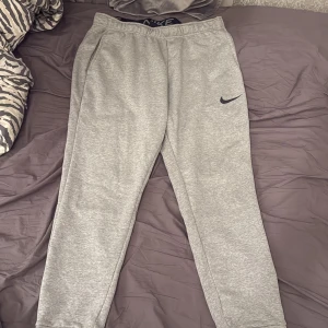 Grå Nike mjukisbyxor  - Grå mjukisbyxor från Nike 