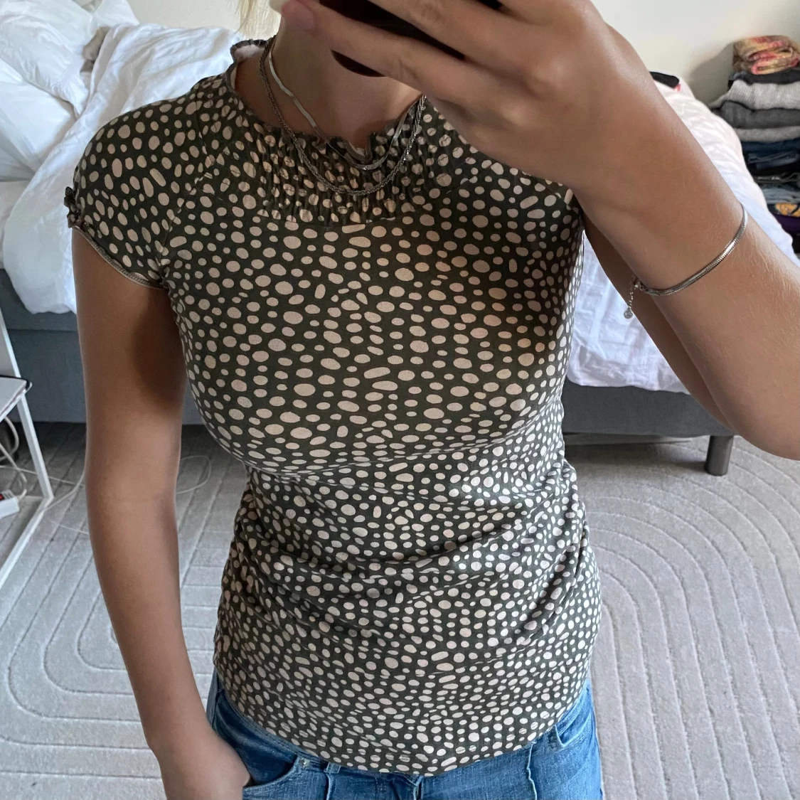 Prickig tight topp med rynkad hals - 1