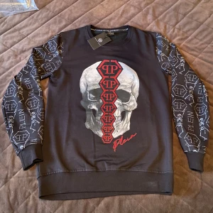 Philip Plein tröja - Säljer den här fina philip plein tröja, helt ny och aldrig använd - inga defekter och är Storlek S, passar dig som är runt 170-178 och väga från 60-70kg. Tillverkad i 95% bomull. 