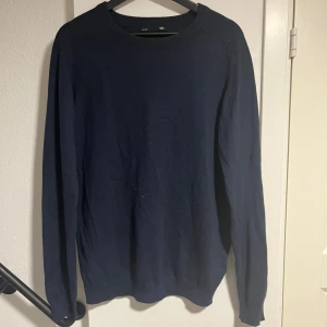 Mörkblå stickad tröja - Mörkblå stickad tröja från Lager157