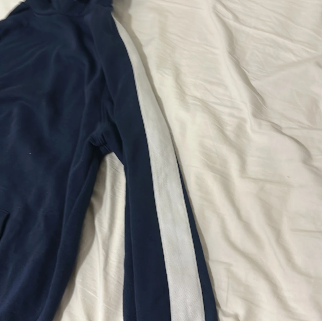 Mörkblå hoodie med vit rand - 1