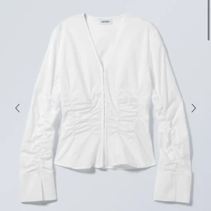 Slutsåld skjorta/blus från Weekday  - SÅ snygg!! Använd max 1-2 gånger