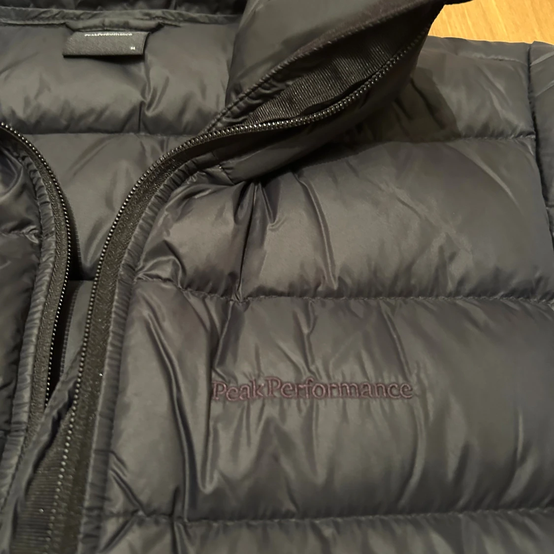 Svart pufferjacka från Peak Performance - 1