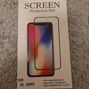Screen Protector för Samsung Galaxy S20 FE - Helt ny skärmskyddsfilm för Samsung Galaxy S20 FE. Skyddar mot repor och damm, har hög transparens (98%) och är enkel att installera. Levereras med rengöringsdukar och stickers. Förpackningen är i gott skick, inga defekter.