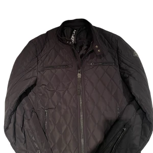 Quiltad jacka - Det quiltad jacka från replay. Den är helt ny och bara använd 1-2 gånger då den va för liten för mig. Står S men sitter mer som XS!!