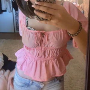 Rosa blus med volang och knyt - Trendig topp från hm utan defekter💗