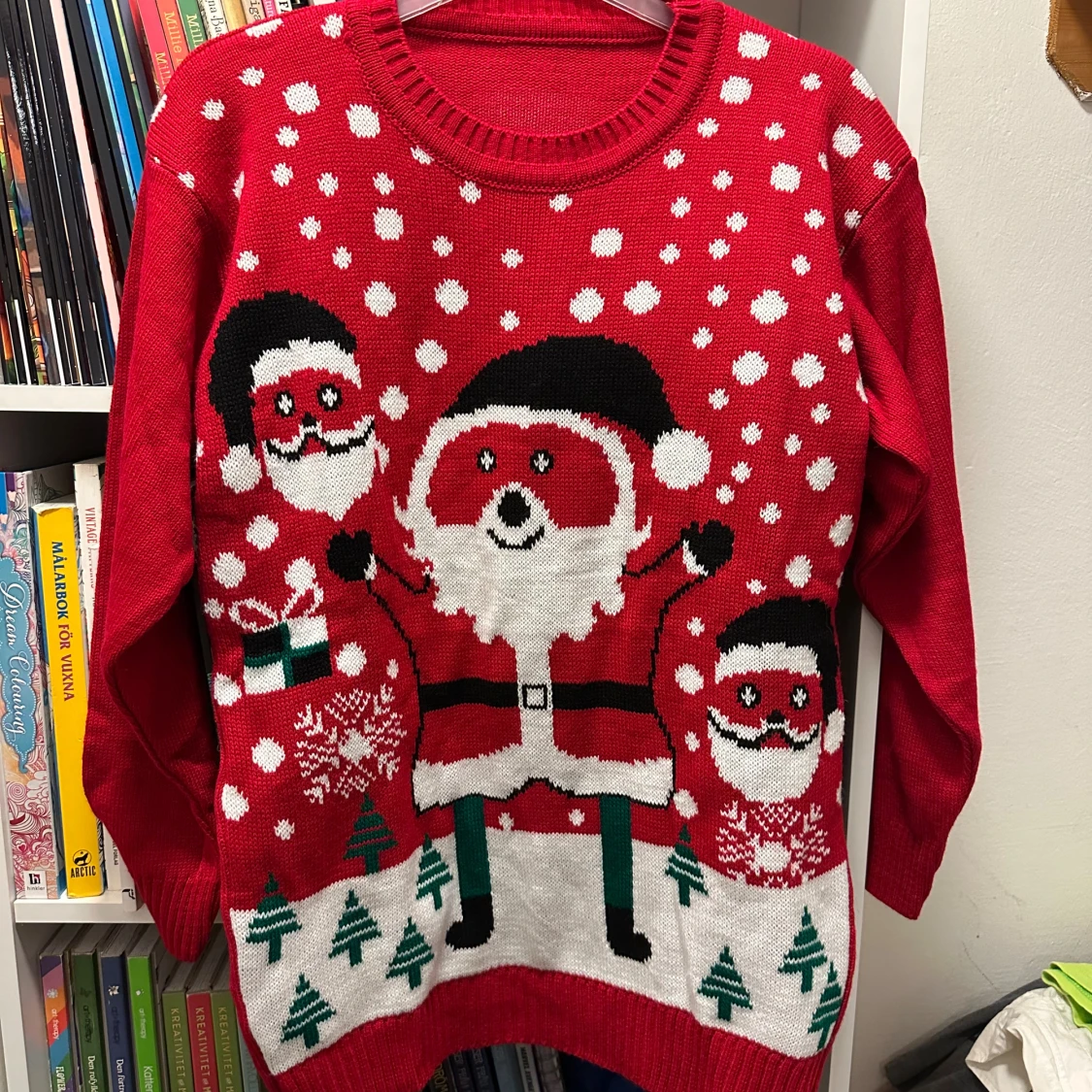 Röd jultröja med tomtemotiv strl: M