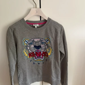 Grå Kenzo tröja med tigertryck - Grå tröja från Kenzo med ikoniskt broderat tigerhuvud och färgglada detaljer framtill.💕💕
