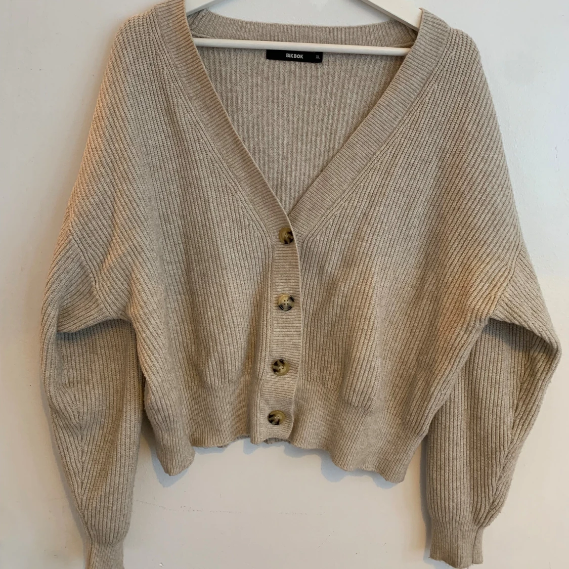 Beige ribbad kofta från Bik Bok - 1