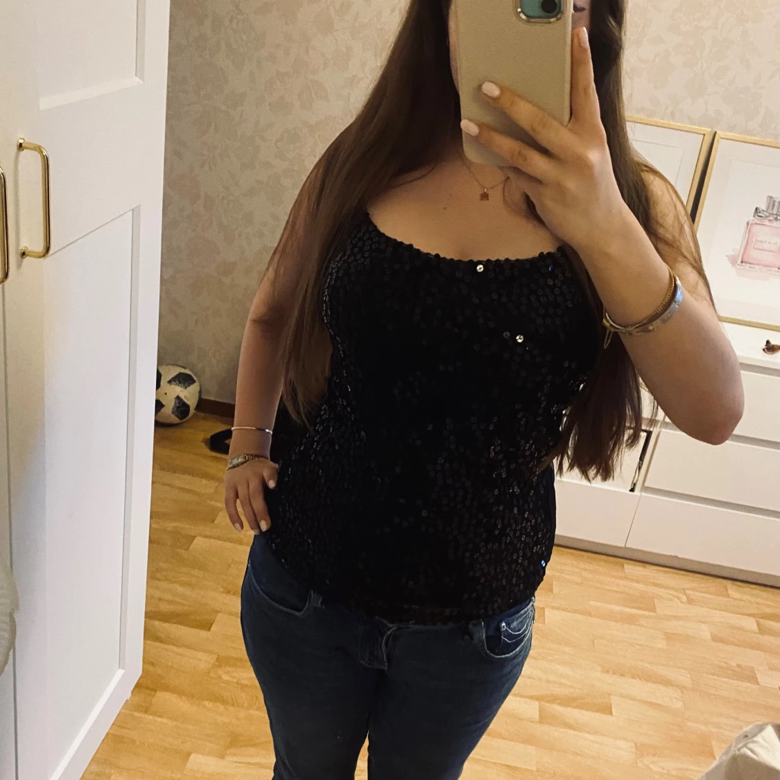 Svart paljettlinne med smala axelband