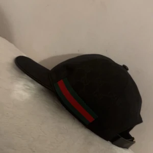 Gucci keps - Använd fåtal gånger. Tags medföljer. Vid frågor och funderingar äre bara o skriva. 