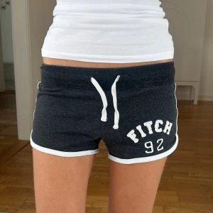 Abercrombie & fitch lågmidjade shorts  - Ett par mini shorts från Abercrombie & fitch i storlek M. Upplevs betydligt mindre i storlek. Rakt över midjemått: 31cm. Shortsen bedöms vara i fint skick. Jag skickar ditt köp inom 24h. Se liknande plagg i min profil! 