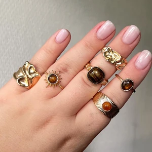 6st guldringar  - 6st justerbara guldringar med bruna stenar, väldigt fina till hösten! Du får alla 6 för 150! Erbjuder 20% vid köp av två varor och kika gärna in mina andra annonser! 🫶🏼 