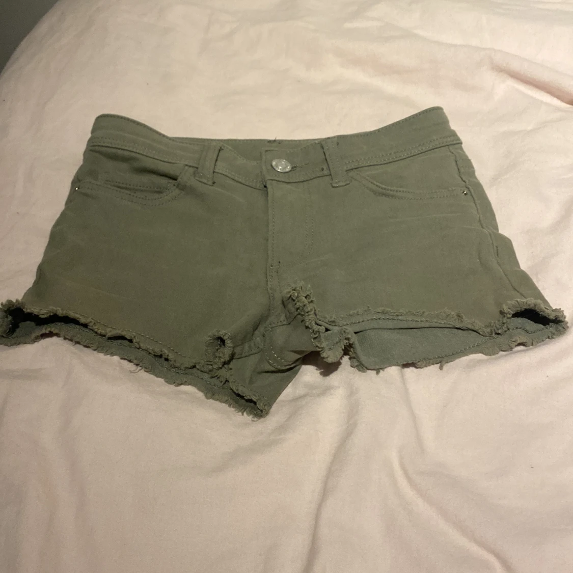 Olivgröna jeansshorts med fransig kant