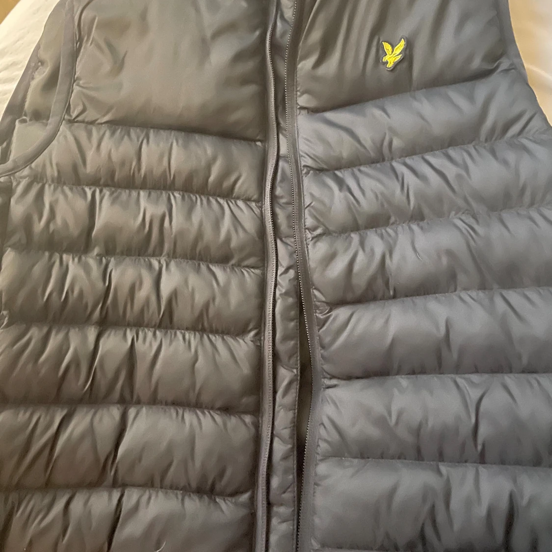 Svart dunväst från Lyle & Scott