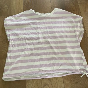 Randig topp i lila och vitt från H&M - En loose-fit top. Den är armlös och  ett mjukt bomulls tyg💞.