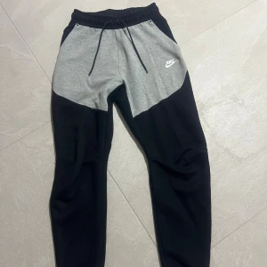 Nike Tech byxor - Snygga mjukisbyxor från Nike Tech som inte längre används. Felfria!