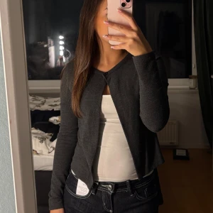 Kofta - Använd fåtal gånger men inget som syns, nyskick (kom gärna med bud)