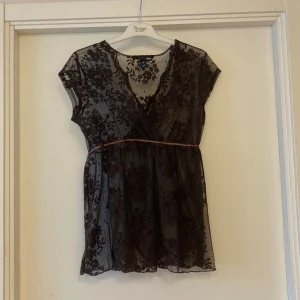 🍒Vintage brun babydoll fairycore spetsblus🍒 - 🍒LOVLEY LACE🍒Vacker skir babydoll fairycore blus i spets. Finns en liten reva i tyget fram. Se bild.🍒