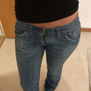 Blå Miss Sixty jeans med raka ben  - Aldrig använda,bra skick,står ingen storlek på dom men dom passar mig som har storlek 34/36 lågmidjade 