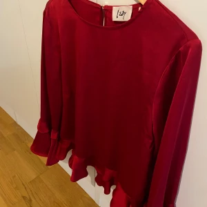 Snygg röd topp  - En jättesnygg röd topp som kan användas för både vardagen och fester! Toppen har lite utsväng vid armarna som ger en fest vibe💗 PRIS KAN DISKUTERAS!!
