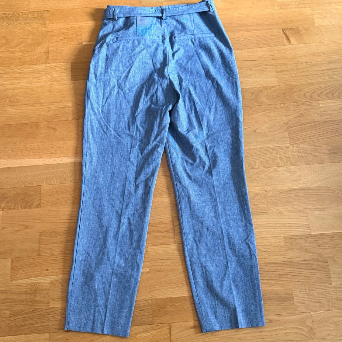 Grå kostymbyxor med bälte - 4