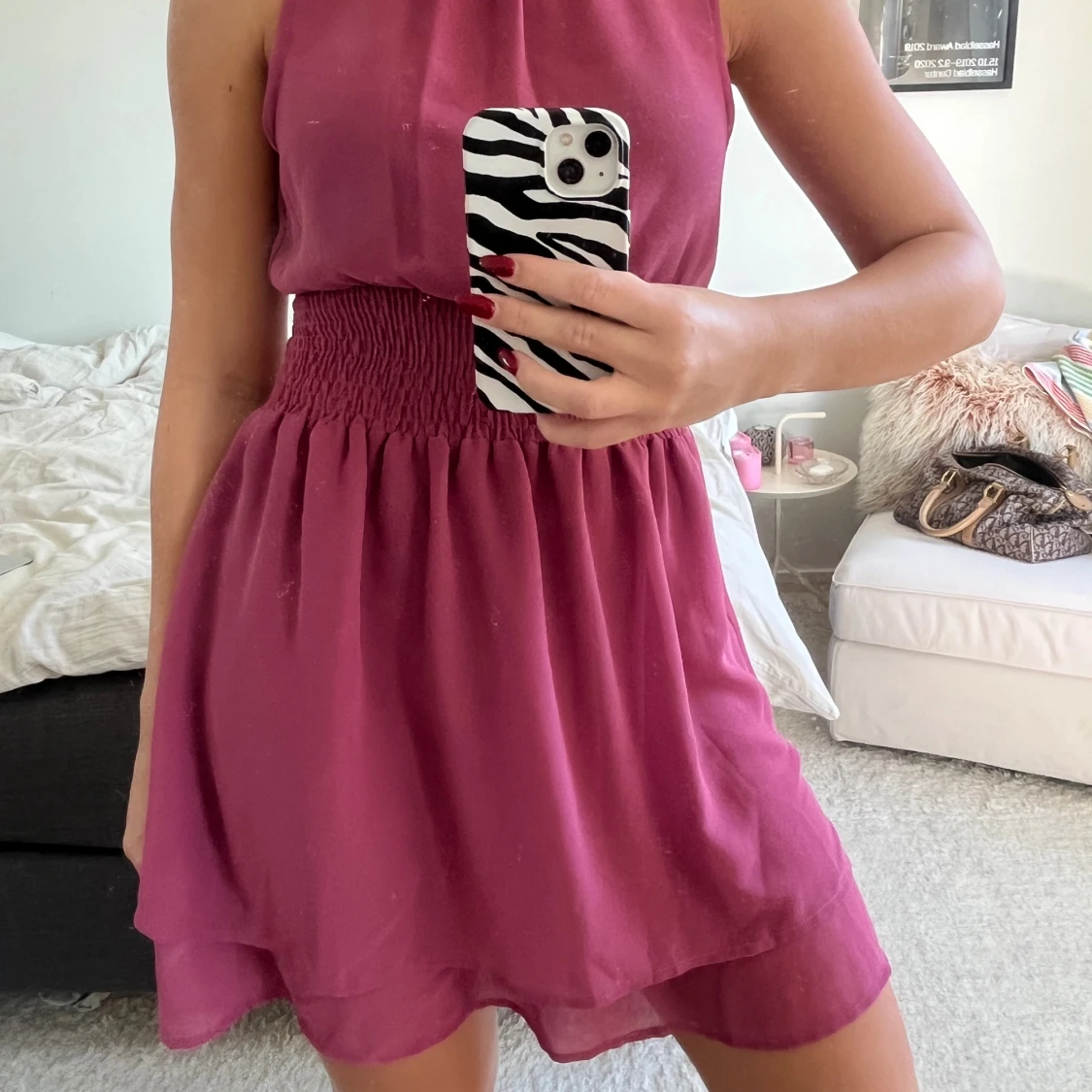 Smockad klänning med hög hals - 1