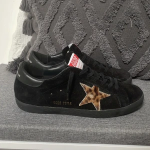 Golden goose skor - Säljer nu dessa galet feta golden goose skor i nytt skick knappt använda, skon är i mocka med leopard mönster i skinn! Skorna är i storlek 41 men passar 42!Nypris ca: 5000kr mitt pris endast: 2500kr. Kontakta mig via funderingar 😁
