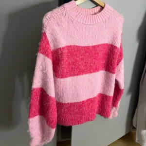 Rosa och röd stickad randig tröja - Säljer denna super söta stickade tröja❣️Tveka inte på att höra av er vid frågor eller funderingar!