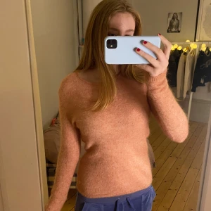 Ljusrosa stickad tröja - Supermjuk och mysig ljusrosa stickad tröja med rund halsringning och långa ärmar. Perfekt för lager-på-lager och chill dagar. Enkel och stilren design som är lätt att matcha med jeans eller kjol.