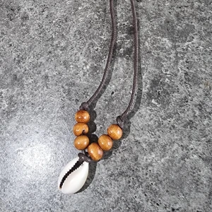 Halsband med snäcka och träpärlor - .