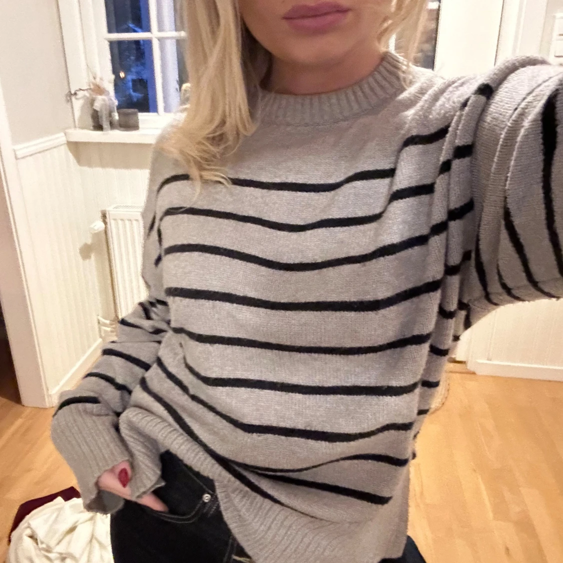 Grå randig stickad tröja - 1