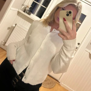 Vit kofta med rund hals och knappar - Mysig vit kofta med rund halsringning och knäppning framtill. Långärmad modell i mjukt stickat material, perfekt att slänga på sig över en topp. Enkel och stilren design som funkar till det mesta. Storlek S men passar en M🌸🌸💖💖