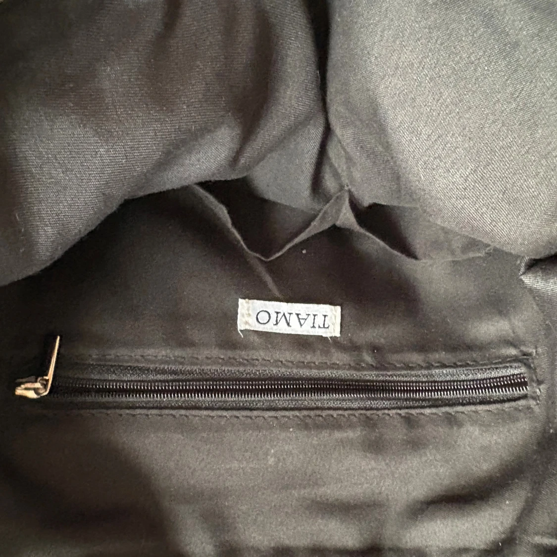 Beige axelväska med kedjedetaljer från TIAMO - 2