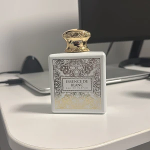 Essence De Blanc Eau de Parfum - Har en liten skada på kanten men är i okej skick utöver det. Har ca 50 ml kvar i flaskan 