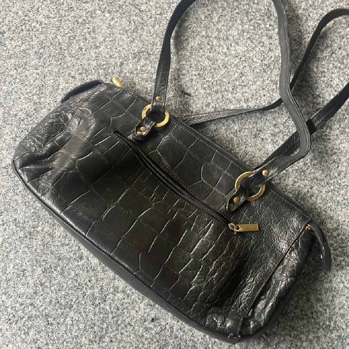 Svart axelväska i krokopräglat skinn - 1