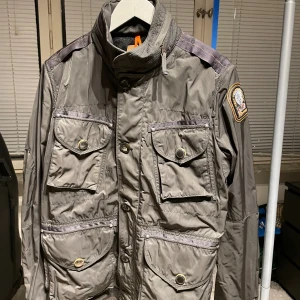 Parajumper jacka - Säljer nu denna PJS jacka för den har blivit för liten. Den är i jättebra skick, använd ca 4 ggr. PRIS EJ HUGGET I STEN