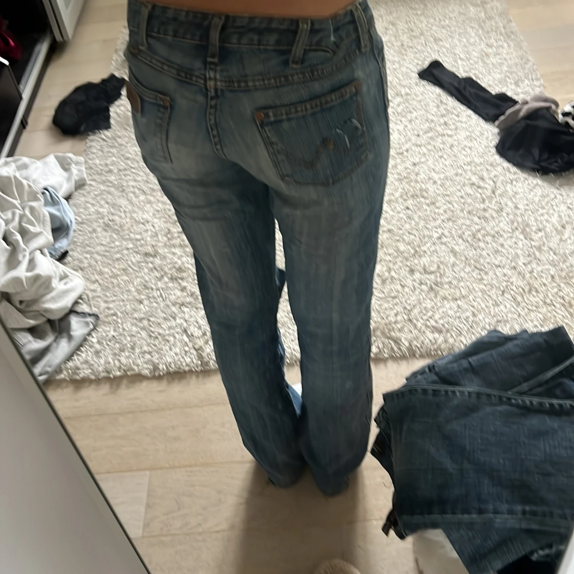 Blå slitna bootcut jeans - 2