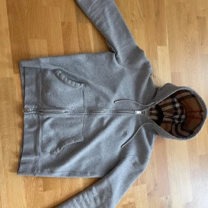 Burberry hoddie grå - Säljer en grå hoodie från Burberry (äkta) storlek M men sitter mer som S, priset är inte hugget i sten vid snabb affär